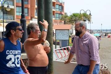El Ayuntamiento impulsa una nueva campaña de concienciación medioambiental en las playas del municipio (Foto TA)